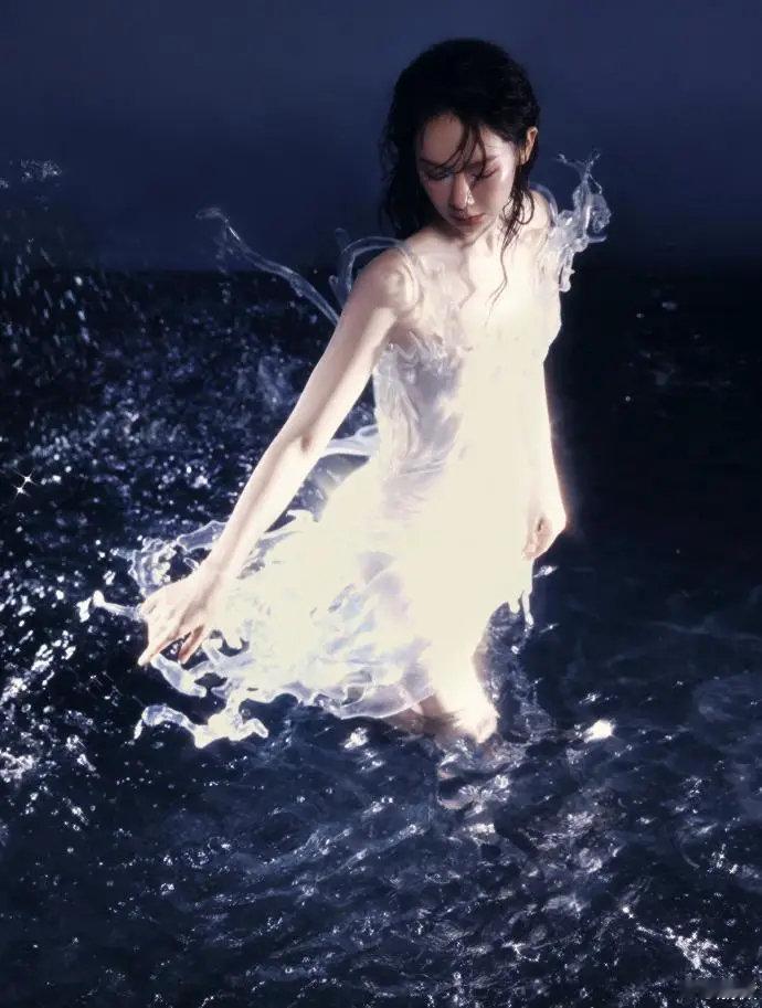 戚薇身穿16公斤3D打印水花裙亮相芭莎之夜，出发图好美！​