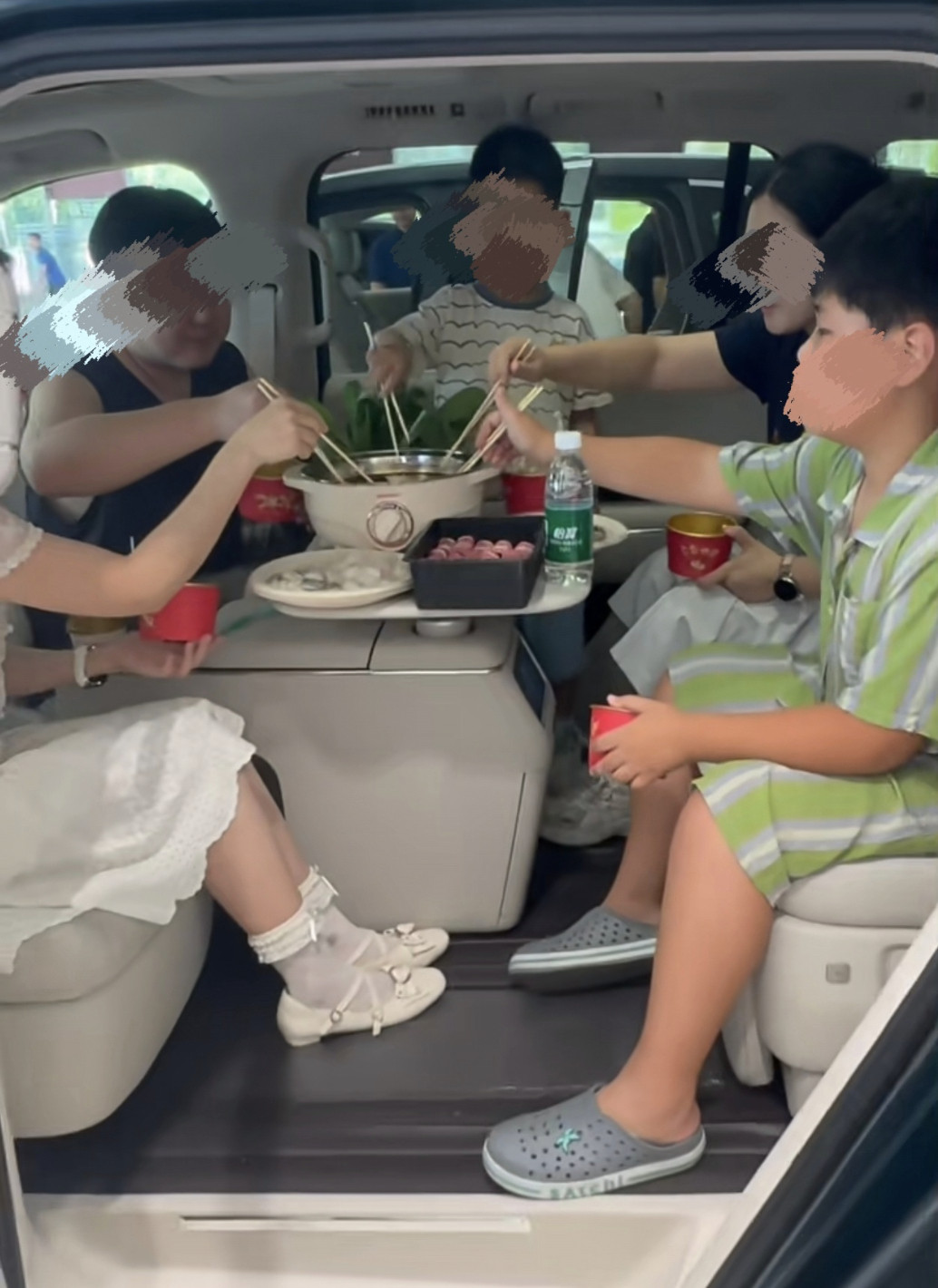 遥想当年，极氪的火锅、智己的饺子，都没少被拿出来说事。当时大家讨论得很热烈：车里