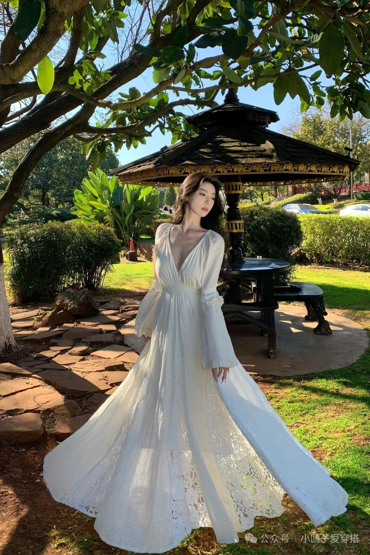 优雅白裙，绿意盎然，宛如童话中的公主。