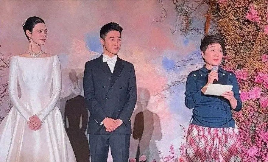 方媛穿四千块粉裙子搂四太合影，老公没来她一个人坐进澳门赌王家的答谢宴，当年刷手机被嘲的她到底靠什么翻