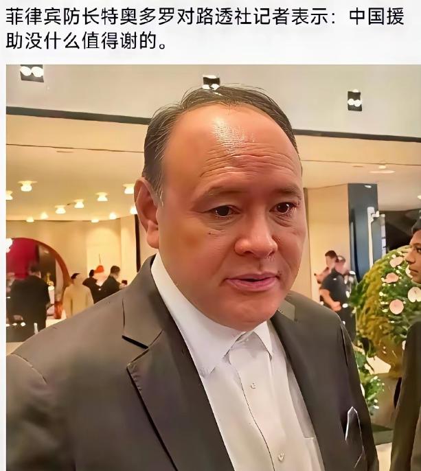 历史总是惊人地相似：当年勒紧裤腰带给越南送去两百个亿，换来的是排华和枪炮。如今好