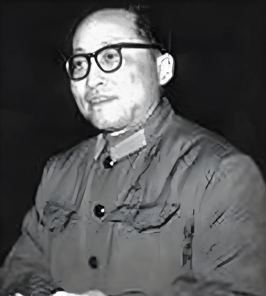 1952年，志愿军师长回国治病，听女军医说她等了男友八年，一问名字当场大惊：这不