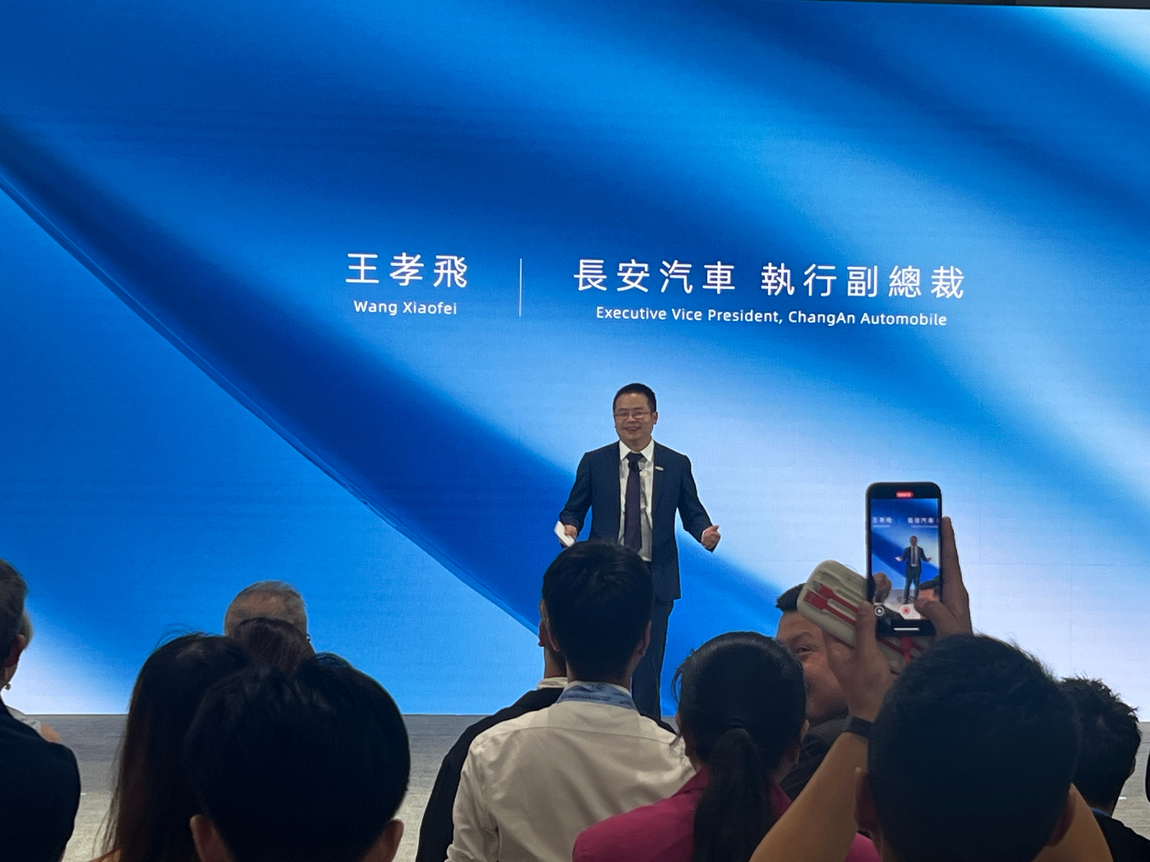 今天在香港车展～在长安汽车的发布会上，执行副总裁王孝飞透露长安汽车2025年1月