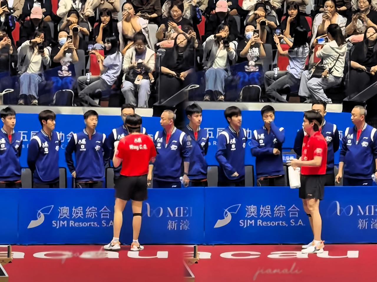 今天头哥的“场外指导”也太多了！这帮哥哥们简直像开了语音弹幕，一个接一个根