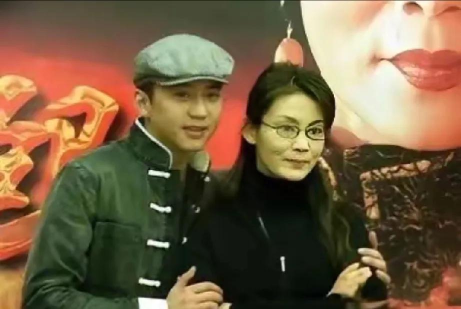 20年前，一张邓超与潘虹老师的合影，定格了演艺圈的传承瞬间！24岁