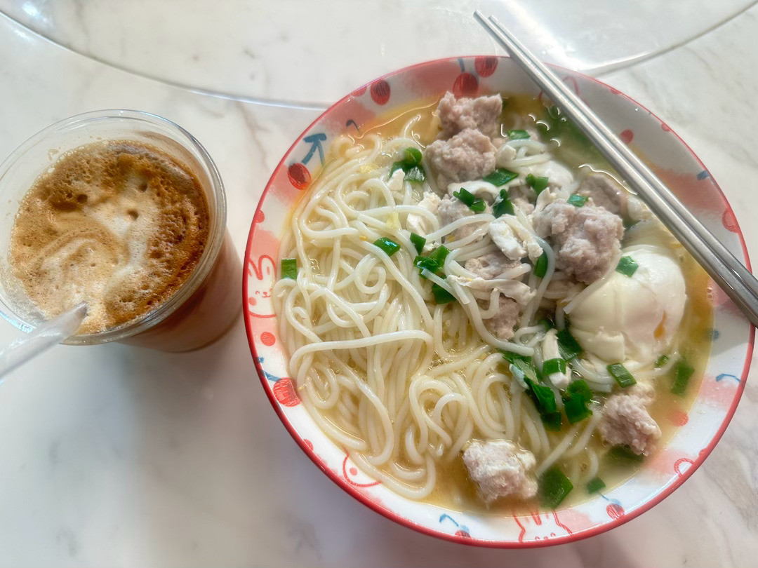 我的早午餐：咖啡➕肉丸鸡蛋汤粉好鲜好鲜😋就是姥爷给我盛了一大碗有点量大