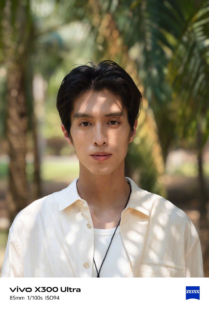 vivoX300Ultra专业V单「蓝图原生色彩」人像实拍图来了很明显，从