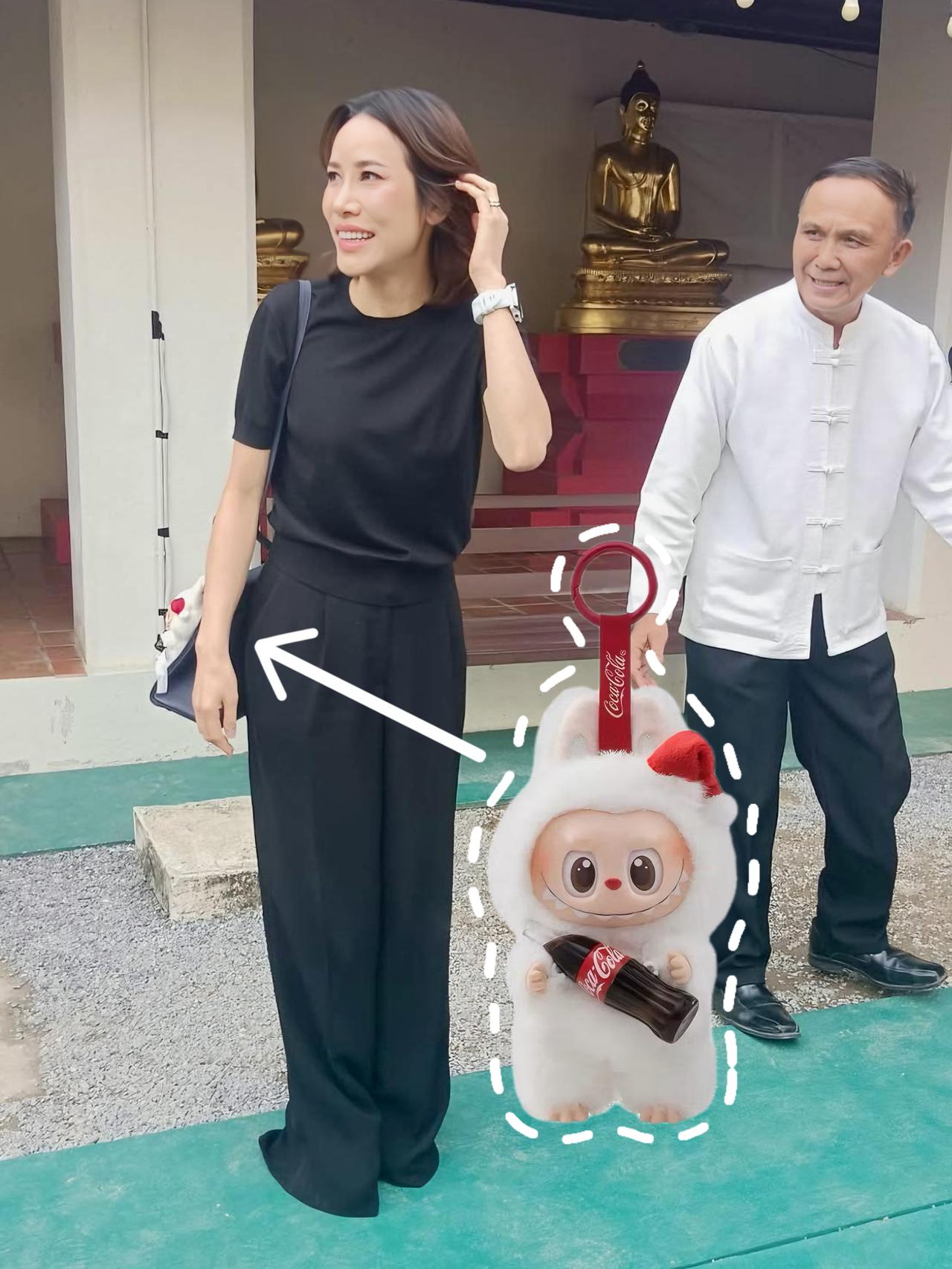 诗妮娜贵妃有少女心，包上挂着Labubu玩偶诗妮娜贵妃私下优雅亮相。她手拎爱马