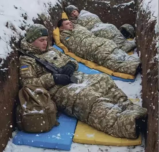 要是这场俄乌冲突现在结束了，很多乌军士兵都不知道何去何从，他们很多都是经历了好几