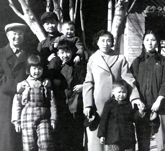 1958年，陈赓的儿媳妇钱如琴第一次来家后，看到开门的竟然是一名身穿便衣，头戴瓜
