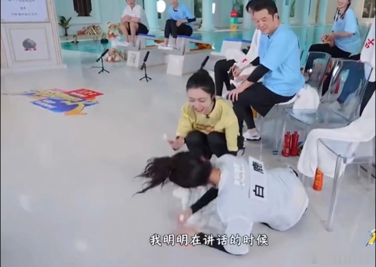 白鹿说姐我替你飞日常重温奔跑吧名场面，薛凯琪因为被误导出现失误，飞椅惩罚躲不开