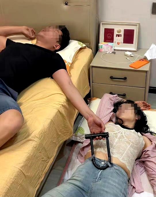很好奇，她是怎么脱身的？​​​