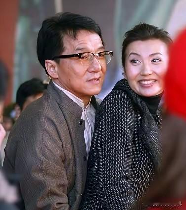 看到这个画面是不是很温馨，大哥就是一个温柔体贴会照顾人的大哥，关怀备至。