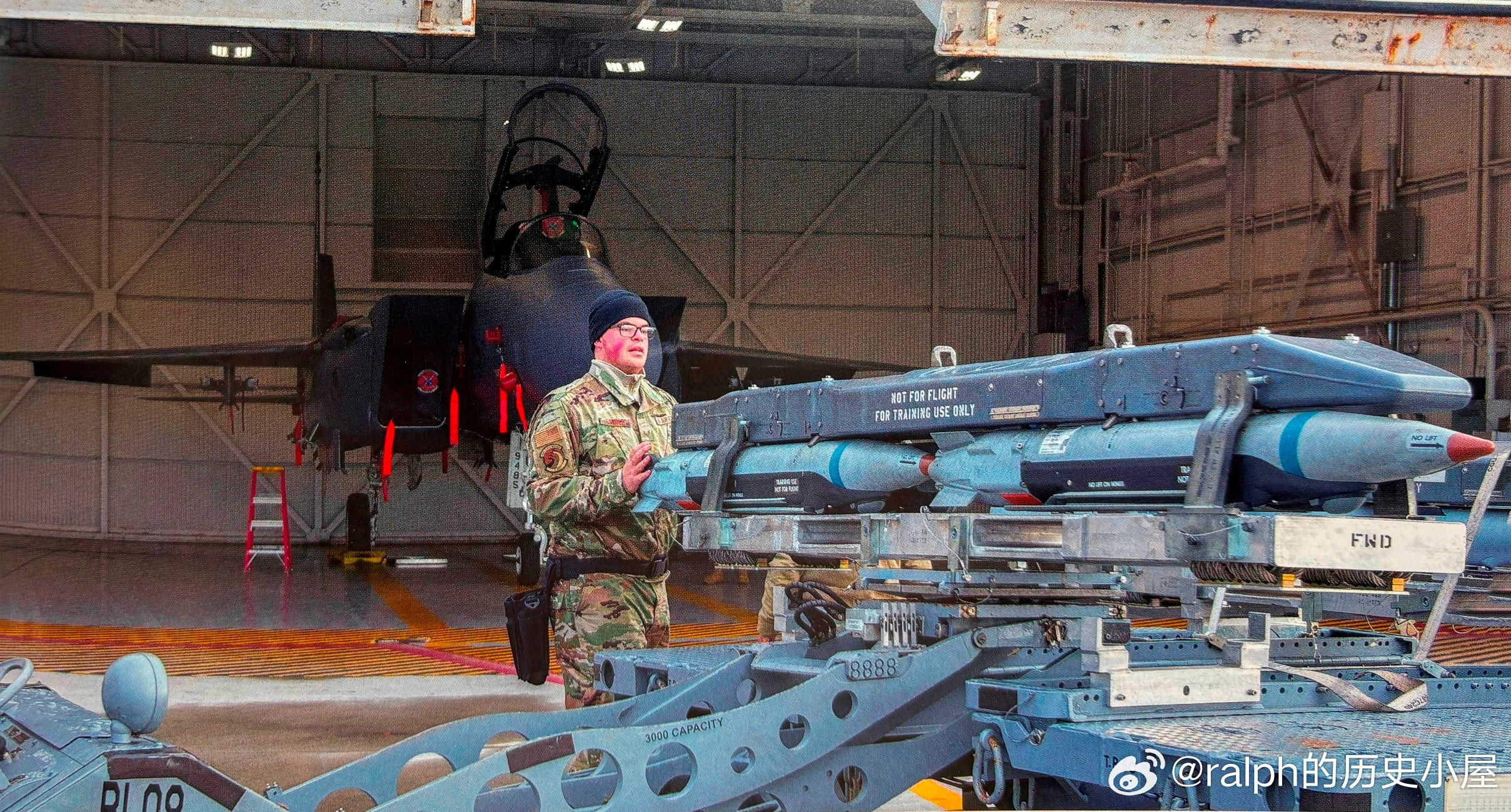 两枚GBU-39小直径炸弹通过BRU-61挂架准备安装于美国空军F-15E战斗机