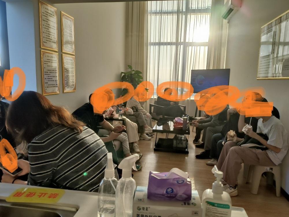 今天是星期天，深圳红山门诊患者特别多，我和老伴从今天早上七点一直忙到晚上八点半，