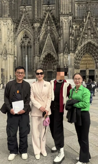 李国庆如今度蜜月，多少有点给张丹红戴高帽的样子了，处处告诉大家张丹红家境好不图钱