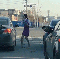 爆笑GIF: 妹子, 没事逗猪干嘛呢?