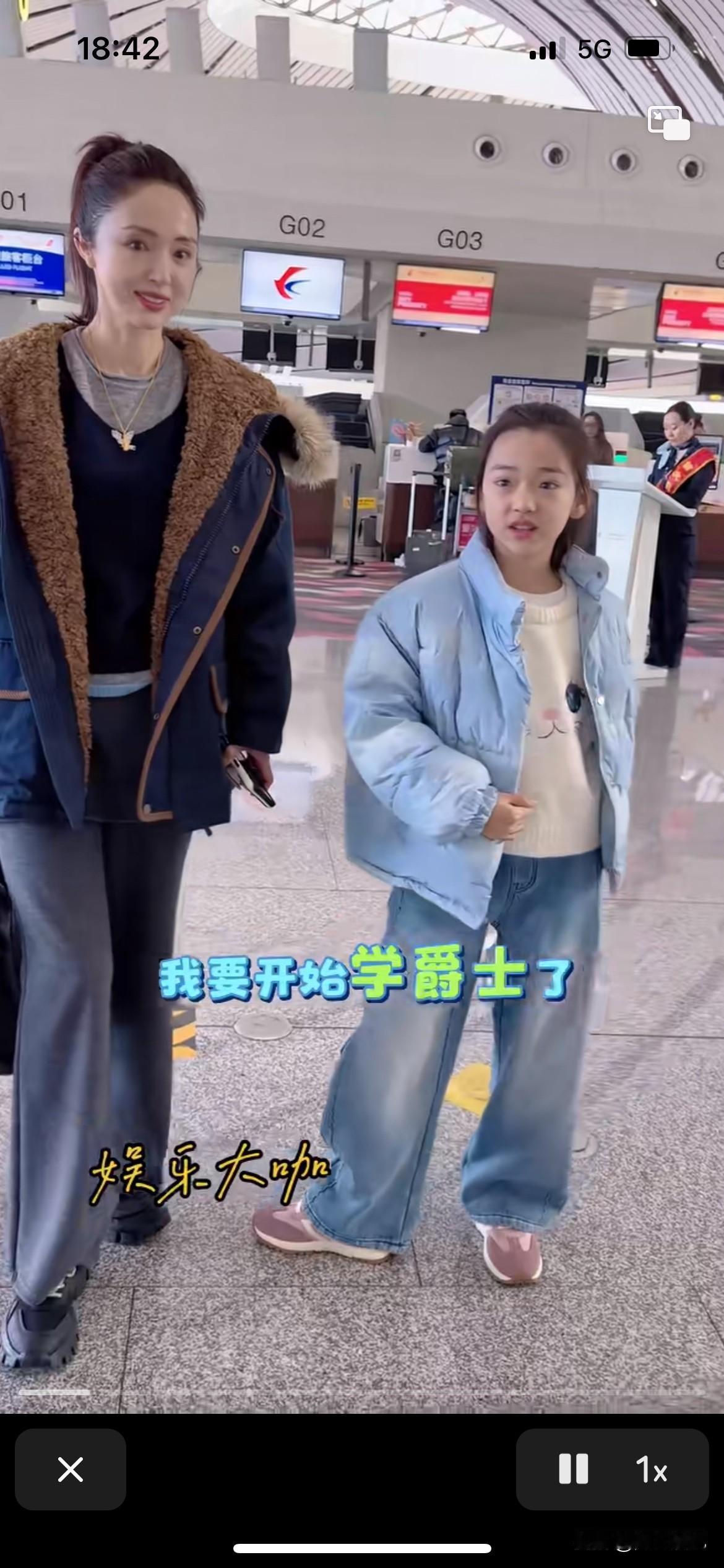 这个小女孩是不是被玩坏了，年纪轻轻就被妈妈带出来曝光在媒体面前，董璇不知道自己是