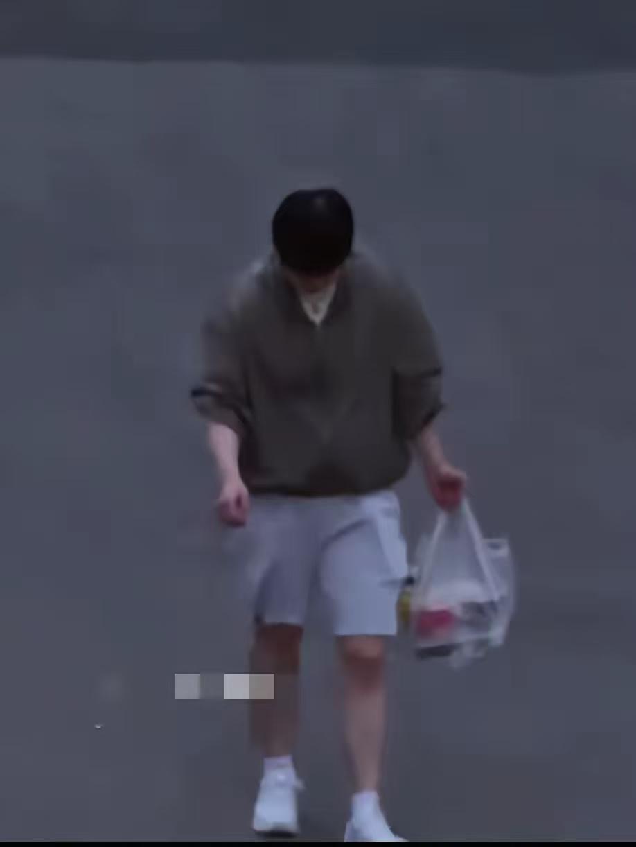 孙颖莎又见到了“凌晨的北京”！谁能想到凌晨都有人偷拍莎莎呢，莎莎还被对方吓了