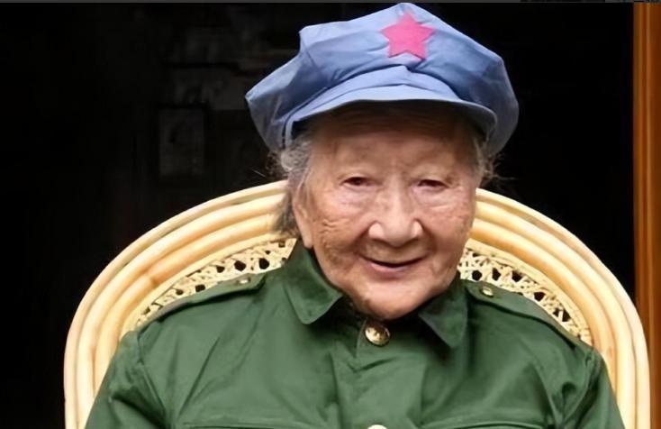 1950年甘肃张掖的剿匪指挥部里，一个穿着打补丁棉袄的女人坐在审讯椅上，面对解放