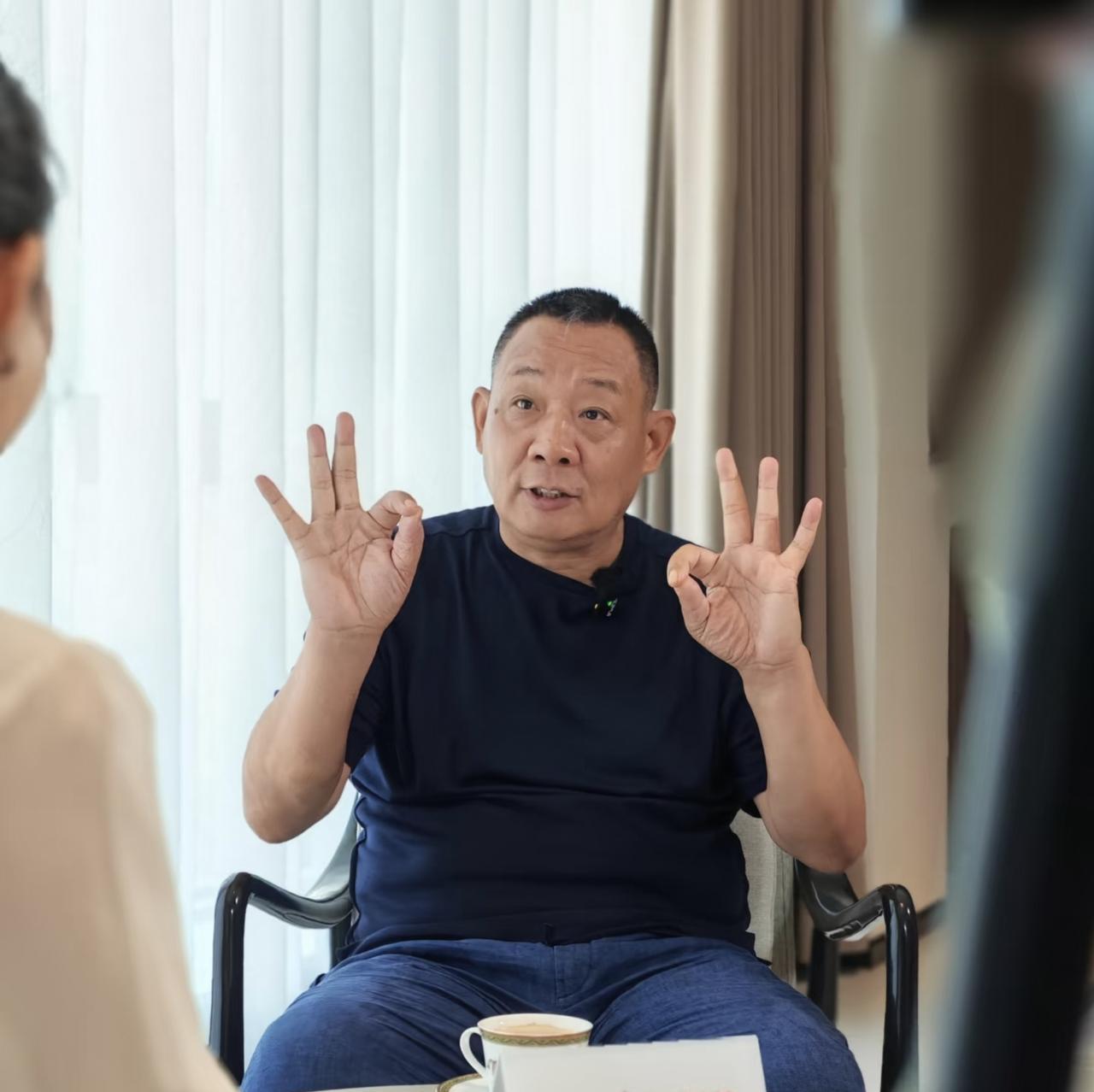 胖东来又火了！不仅河南，全国人民都知道了！人民日报都来点赞了，说于东来“助跌