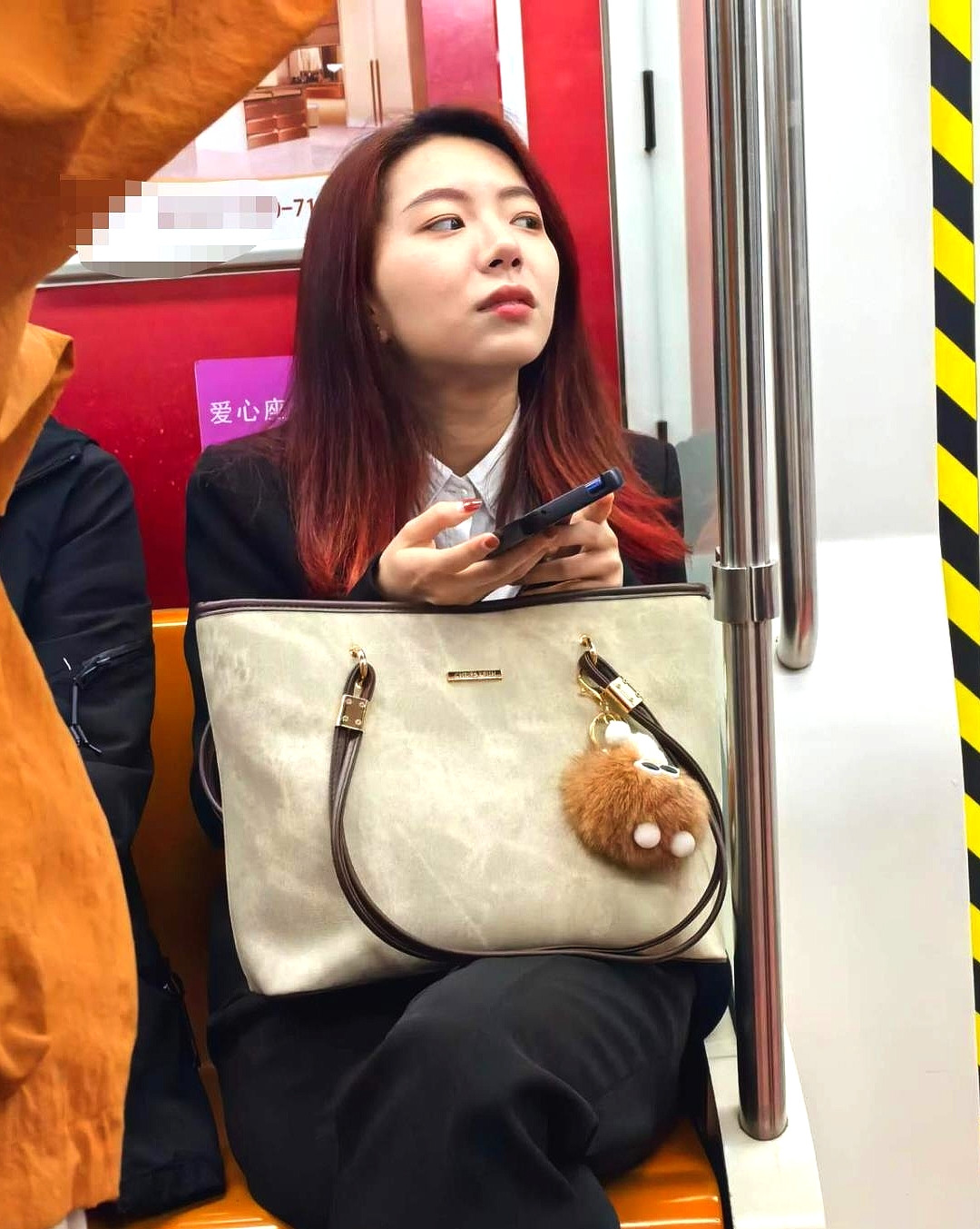 这种穿搭的阿姨，一般是干什么职业的呢？