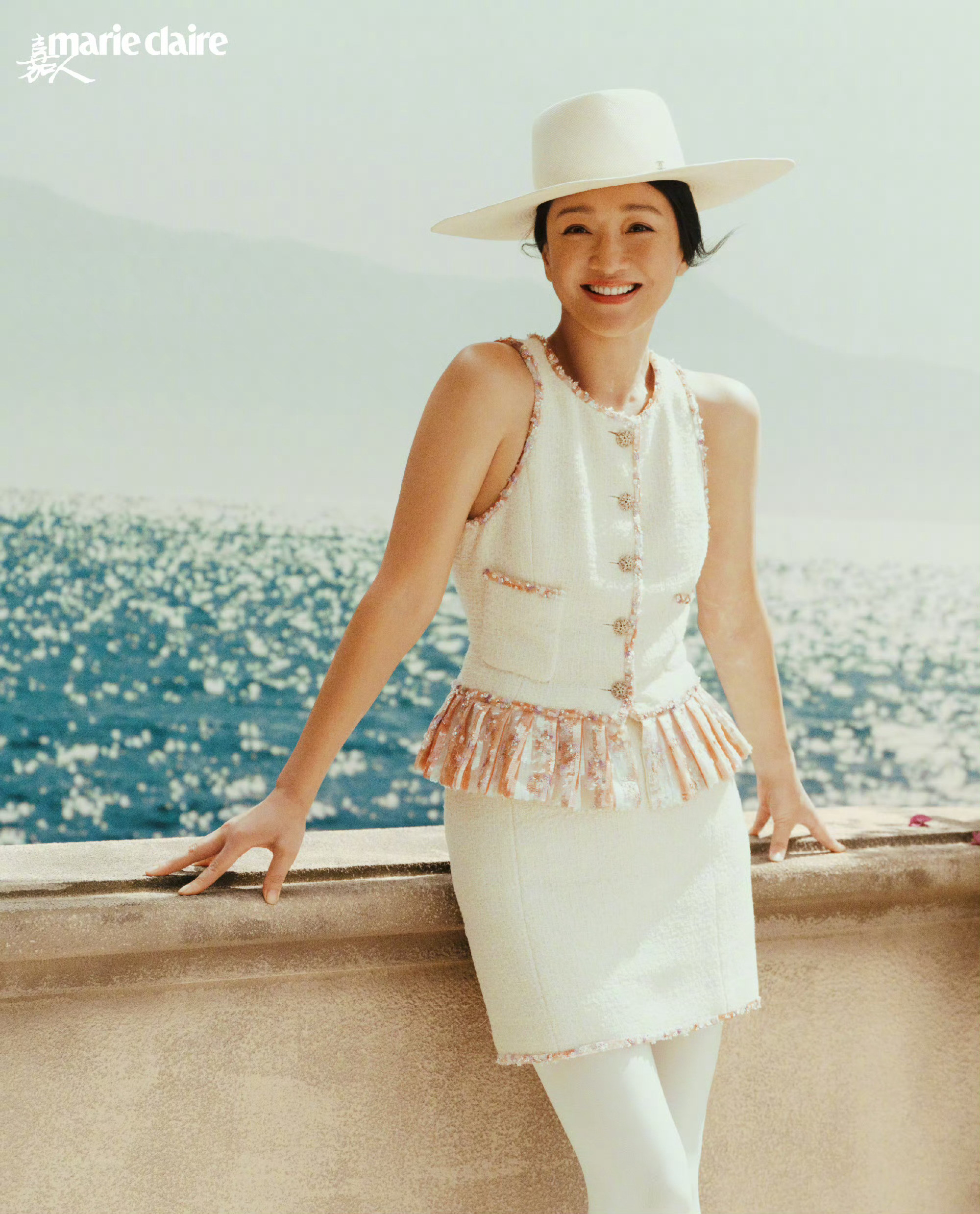 刚过完51岁生日的周迅登《嘉人》12月刊封面，还是那个灵动的周公子～