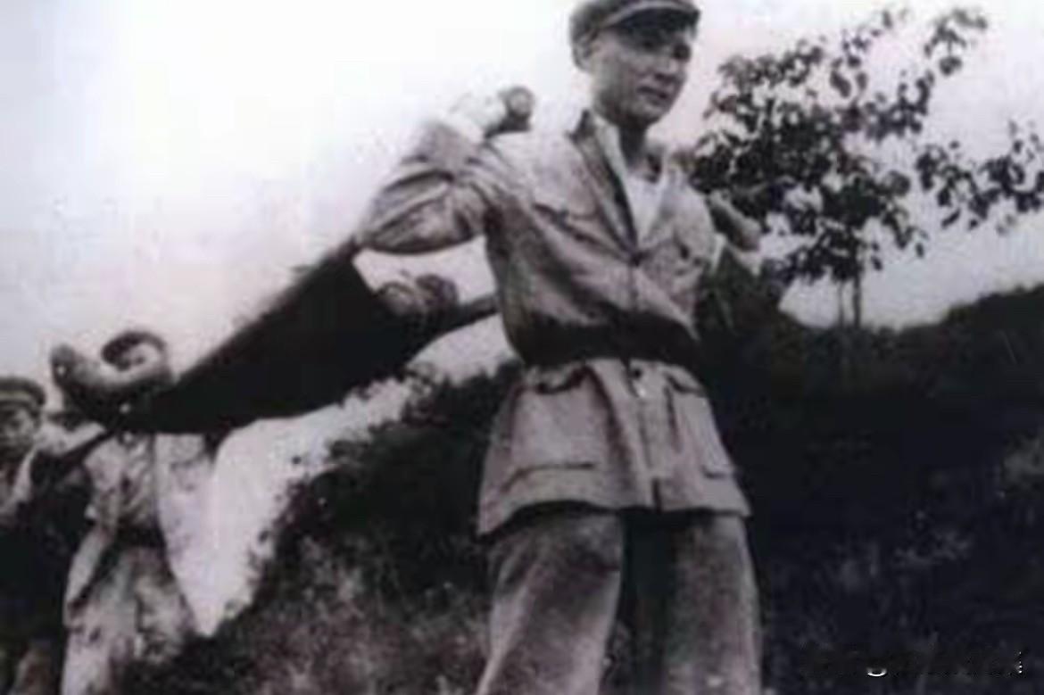 1952年上甘岭战役中，时任志愿军第15军44师师长的向守志率部坚守阵地。在43