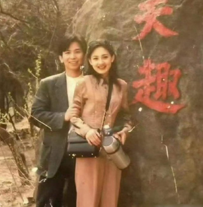 这是牛莉和她老公年轻时候的照片，在那个没有美颜的年代美成这样！​​​