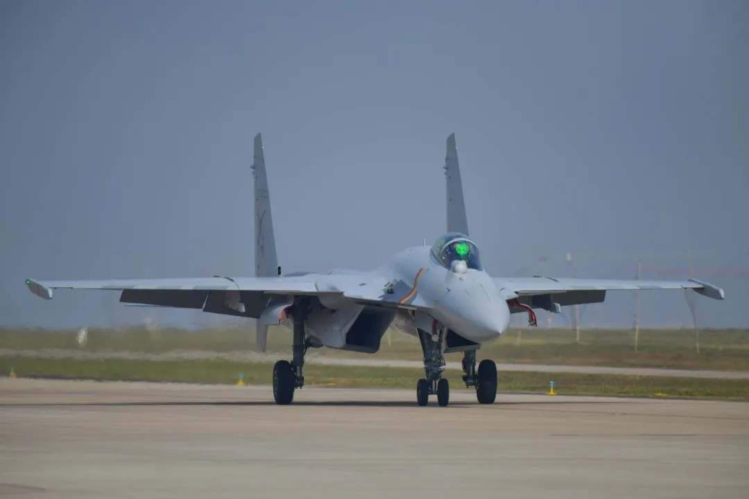 南海新鲨新年开训漂亮的歼-15T烽火问鼎计划中国海军