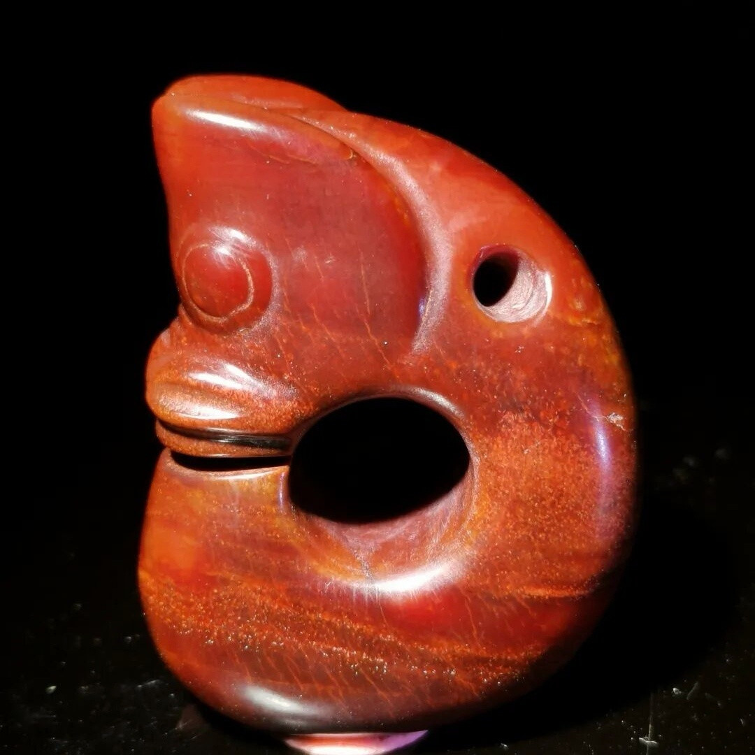 随想杂感红山玉,老土大红沁,谁见了都砸舌“👍🏻”!可惜不在香港,在内地这种