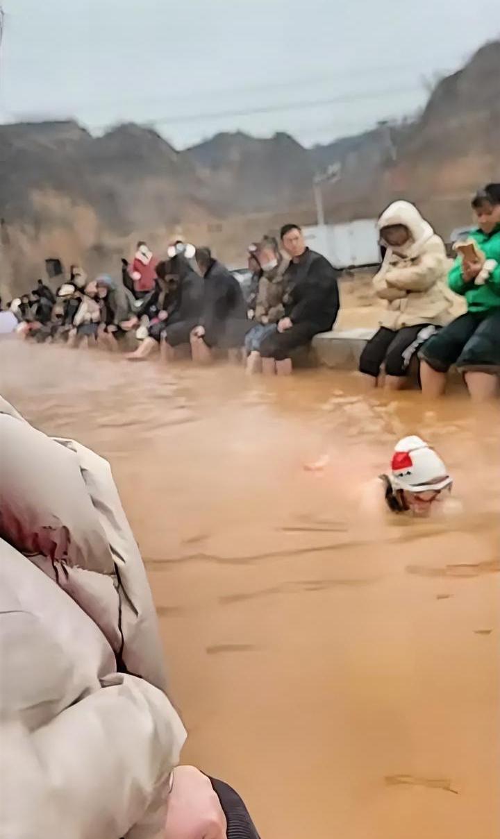 这才是满级狠人郑州天然温泉上百人泡脚大姐在里面游泳时不时还吐几口水冬天在