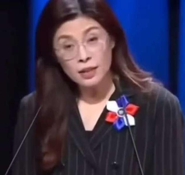 一次不忠，终身不用。郑丽文除了“统一”无路可走。曾经郑丽文作为民进党的要员，后来