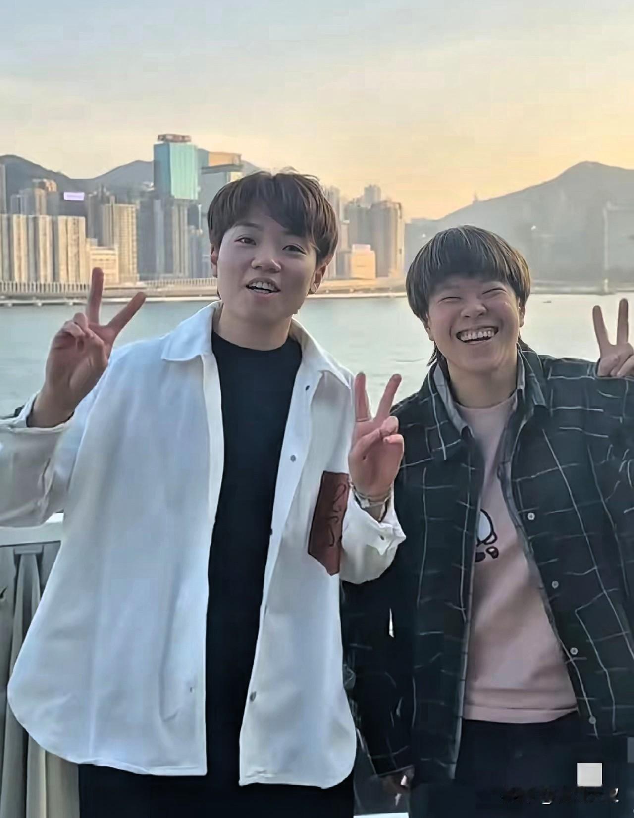 大迪去香港笑的这么开心！杜姐曾经说:我想让大迪做我嫂子！杜姐没开玩笑，