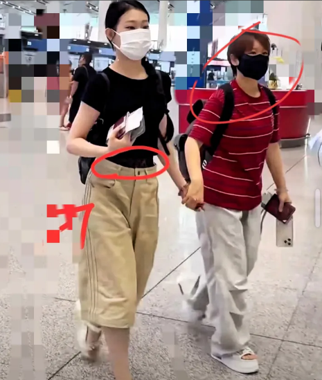 小沈阳啊小沈阳你女儿在机场露面，有个细节被网友揪出来了——这孩子被你和沈春阳
