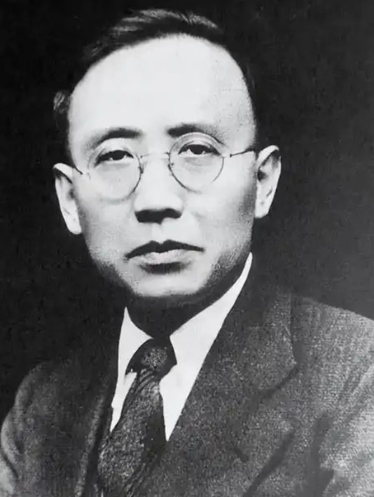 1978年，郭沫若病逝后，他的妻子于立群在整理遗物时，意外发现了一个惊天秘密：姐