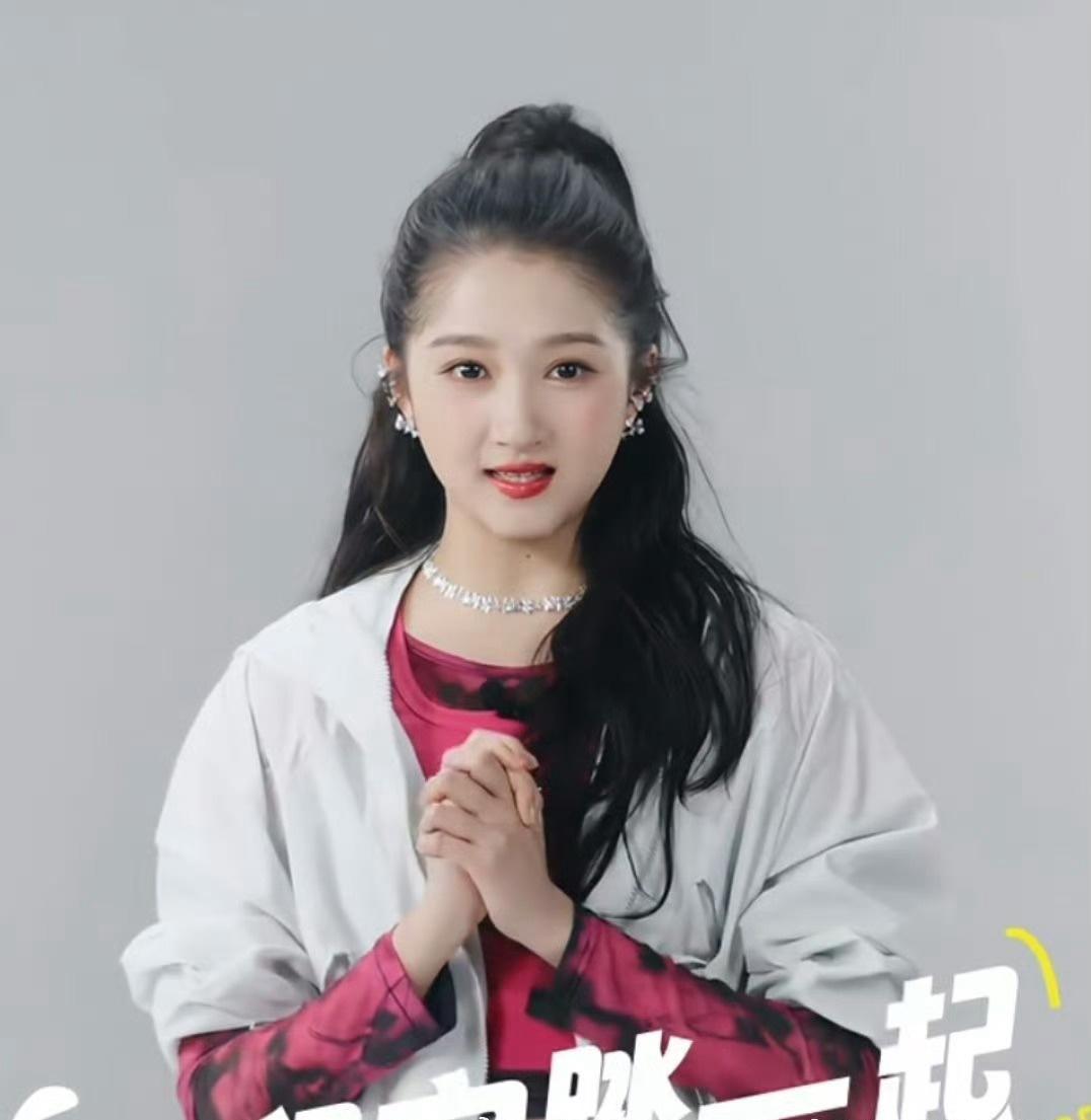 妈呀关晓彤跟妈妈长得越来越一样了​​​