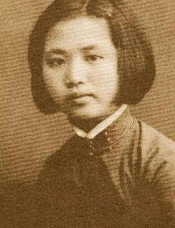 1942年，怀孕的楚青到上海执行任务，期间去投奔父亲詹克明，并在10月生下了一个