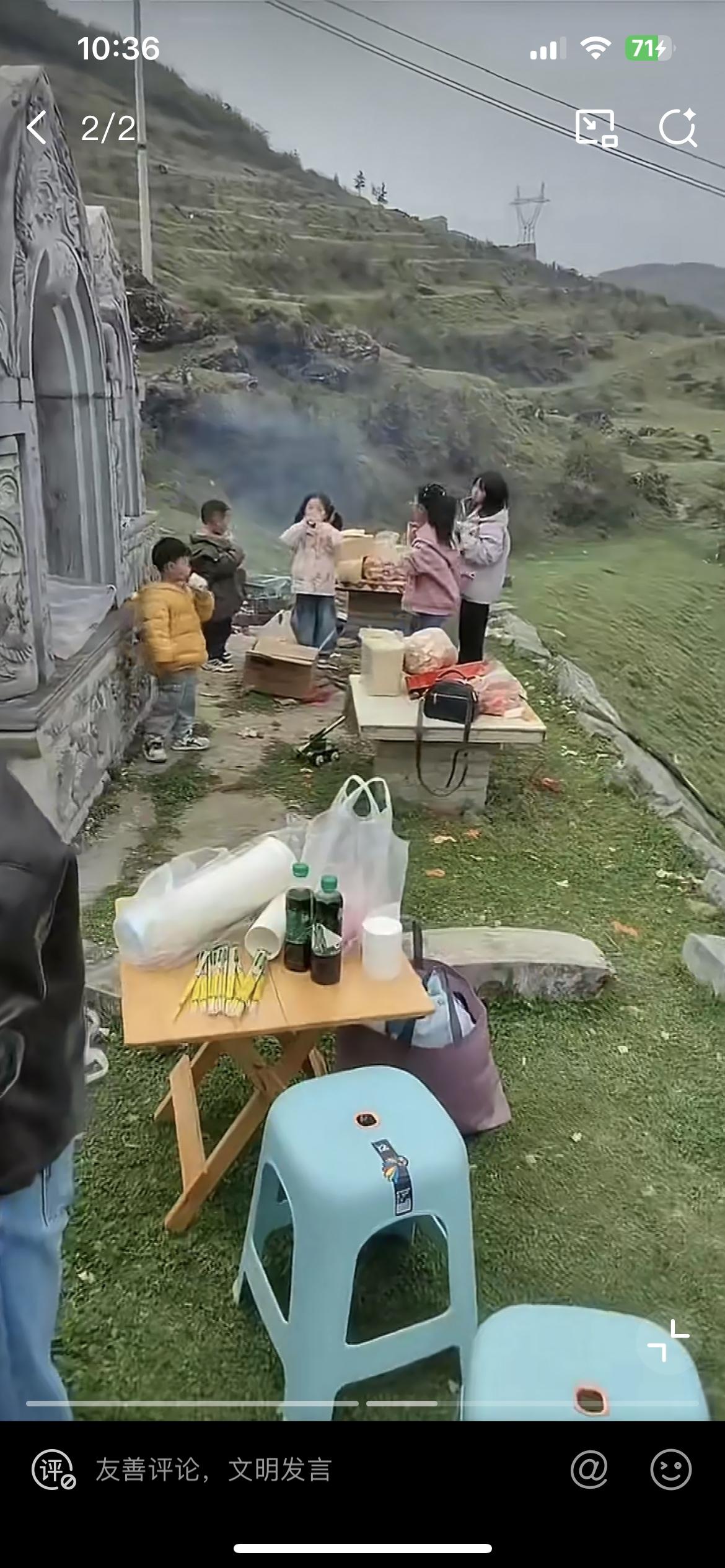 这到底是离谱还是好玩？一大家子人围着祖先的坟墓包饺子，小孩围着坟墓躲猫猫，大人铺