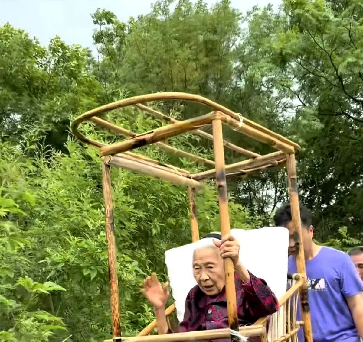 被网上一家孝顺的子女感动到了。要说现在年轻人能这么豁出去宠老人真少见！