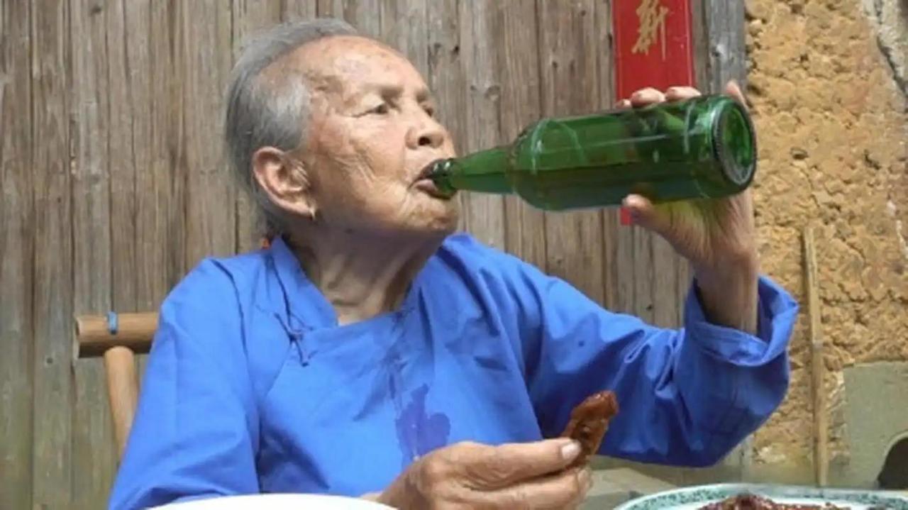 调查发现：男性若是长期不饮酒，用不了多久，会出现3大变化不少男性嘴上说着“酒