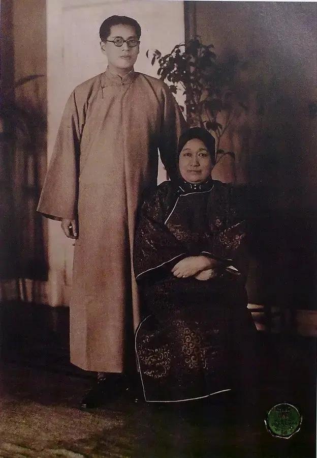 年轻时的宋子文与母亲倪桂珍的合影，镜头中的宋子文一身长袍站在母亲身边，颇有儒雅之