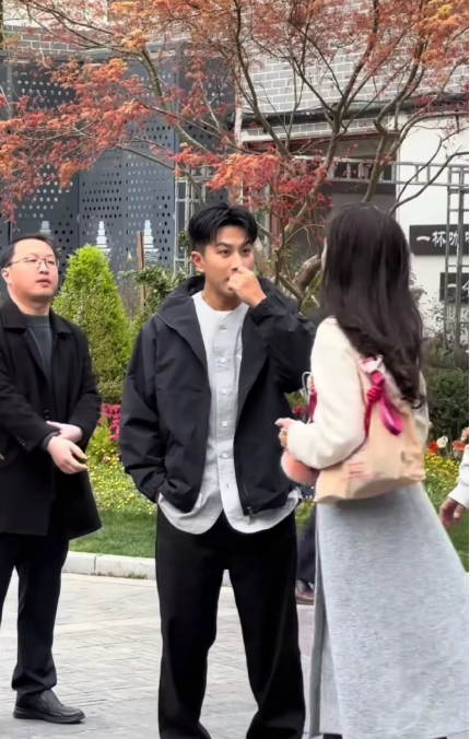 网友偶遇刘恺威游淮安，真的是硬帅，丝毫看不出已经51岁了​​​