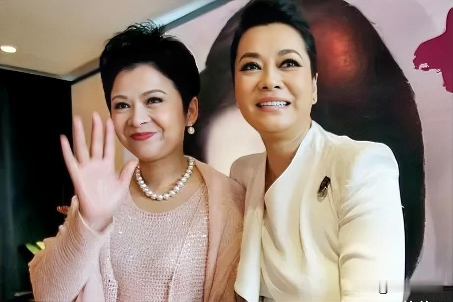 两人都是70，80年代中国音乐界的领军人物，被誉为歌坛的“大姐大”，1963年出