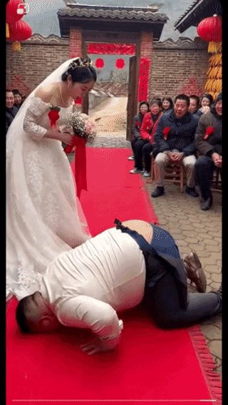 丢死人了，婚礼现场衣服崩线了！