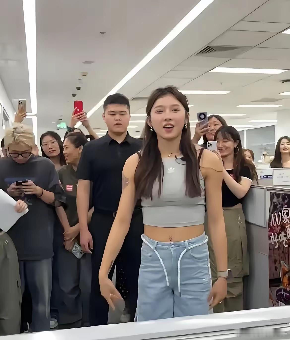 没想到吴艳妮现实中体格这么壮，运动员就是不一样，安全感和力量感具在的大女子呀