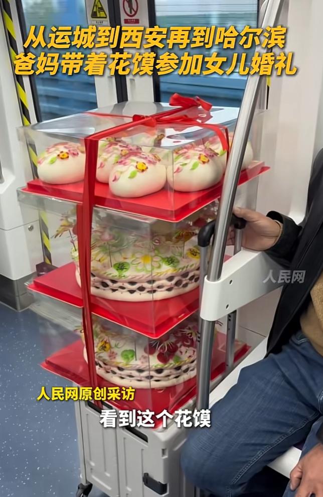 近日，陕西西安的地铁上，有网友遇到了一对特别的夫妻，只见老夫妻身边拿着一个半人高