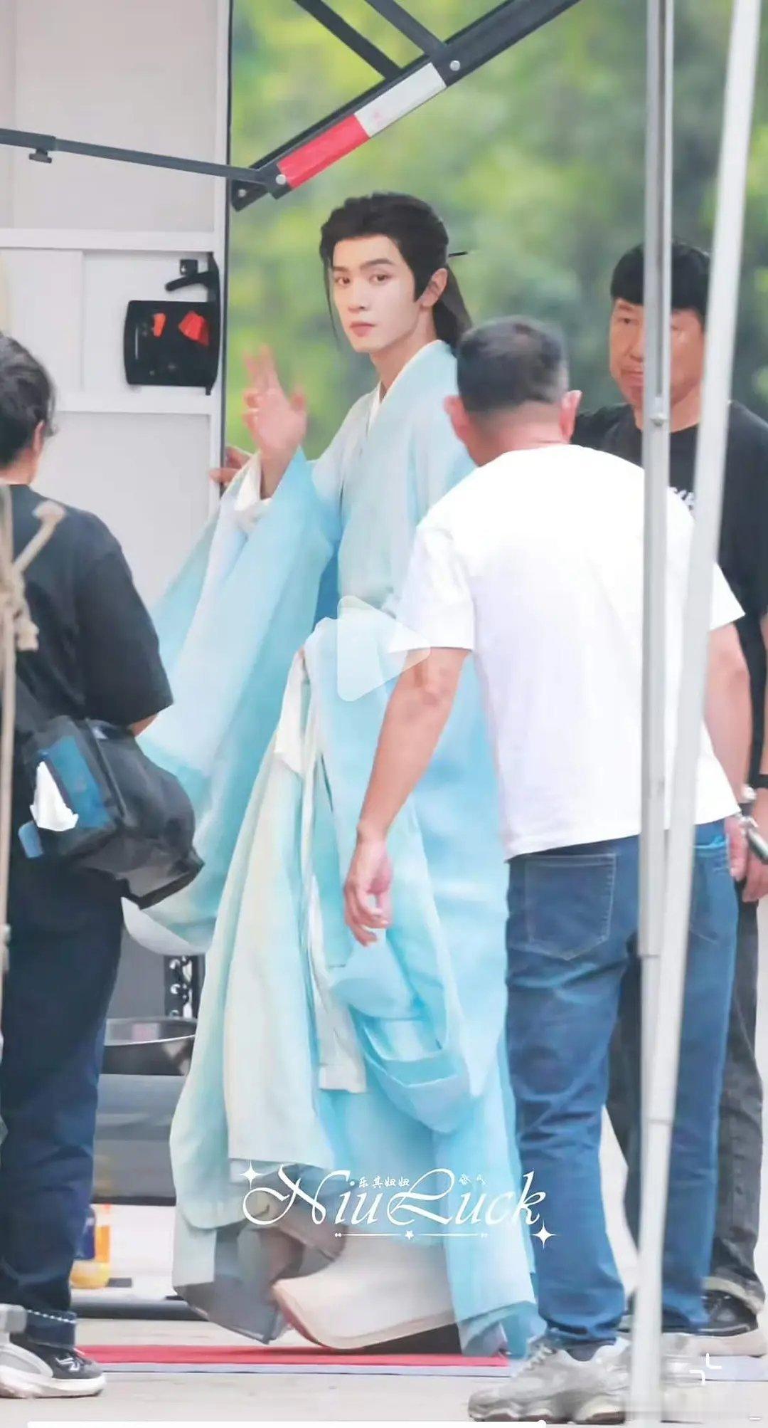 陈哲远白色内增高鞋这得有10cm吧，哲远官方180