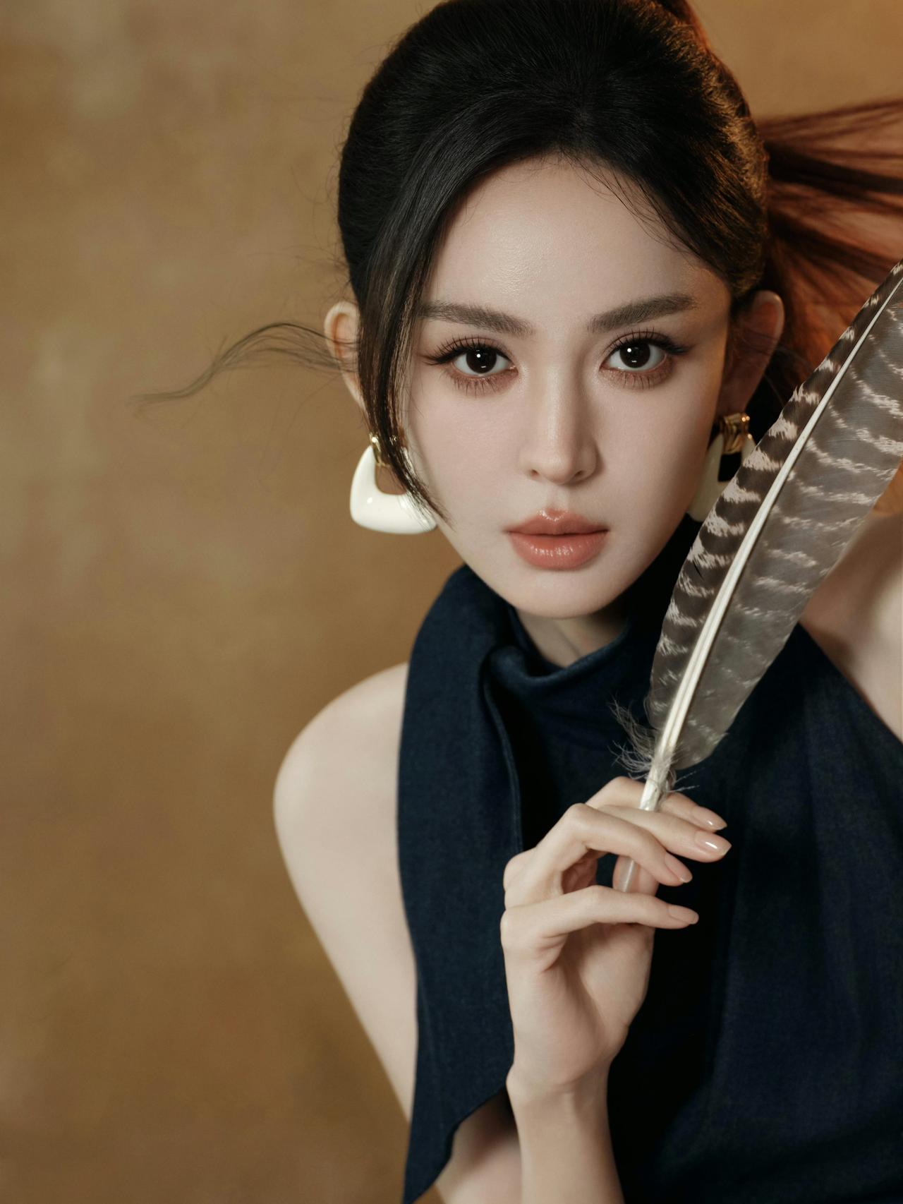 古力娜扎黑牛仔露背长裙，落日下的野性美人