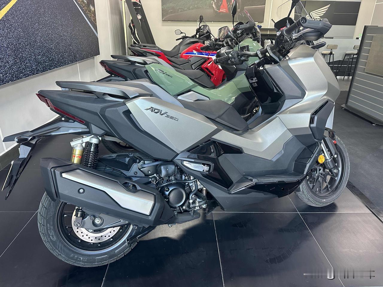 这个车子以前没人说过这个主驾视角能看穿前轮啊！这个大窟窿一样，[捂脸哭][笑着哭][